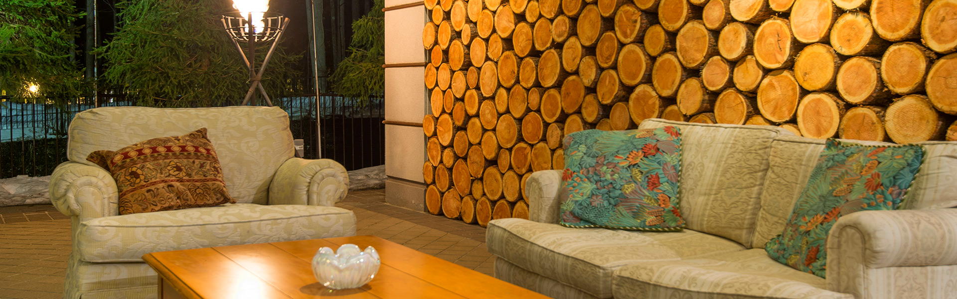 都会の喧騒を忘れて過ごす緑溢れるラウンジ空間